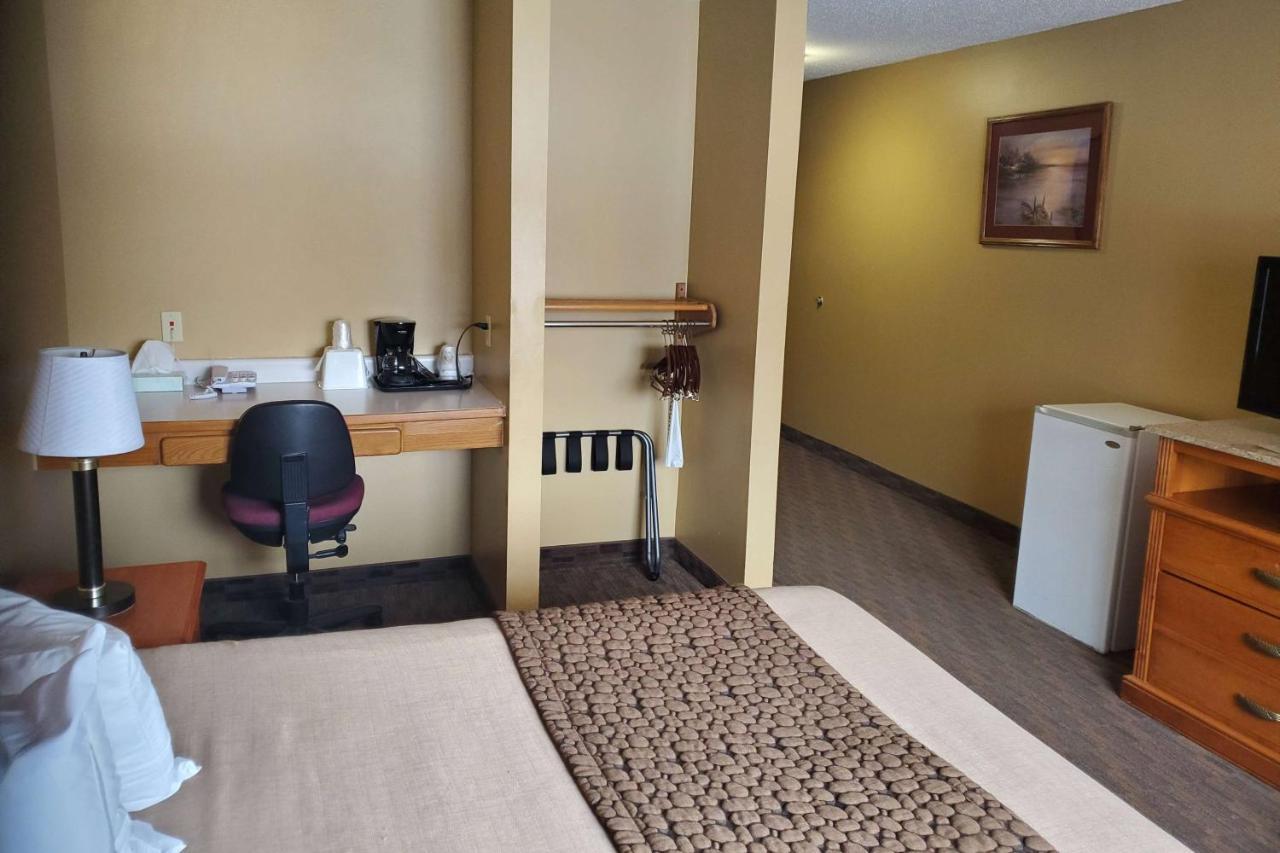 Governors Inn A Travelodge By Wyndham Пиер Екстериор снимка