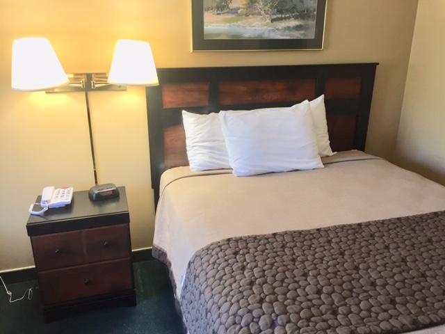 Governors Inn A Travelodge By Wyndham Пиер Екстериор снимка